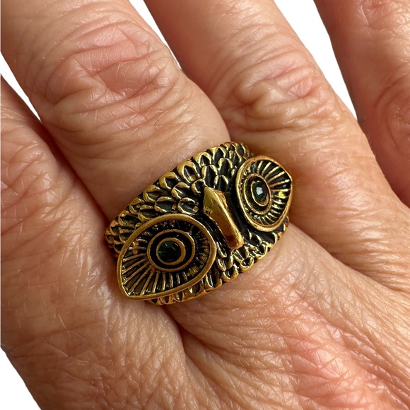 Gold Owl Face Ring with Green Jeweled Eyes - Picture 8 of 8